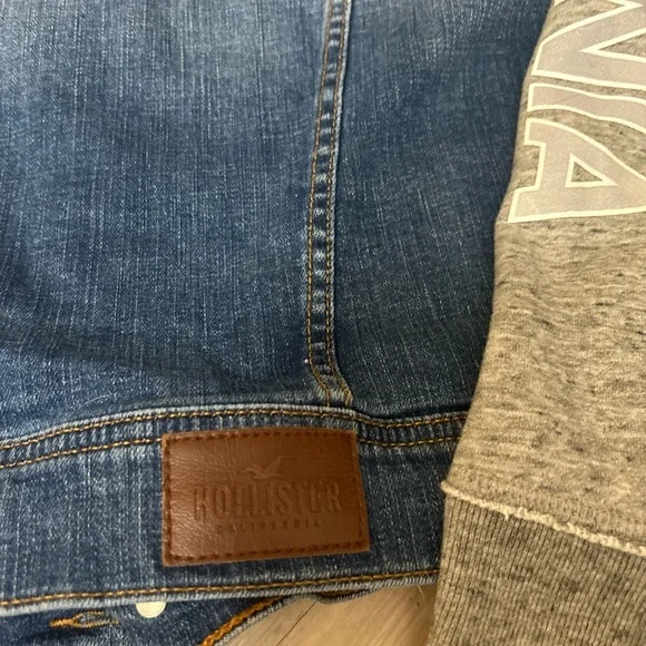 Like New Hollister Jean Jacket with Sweatshirt Logo Sleeves Unisex size M - Picture 7 of 9